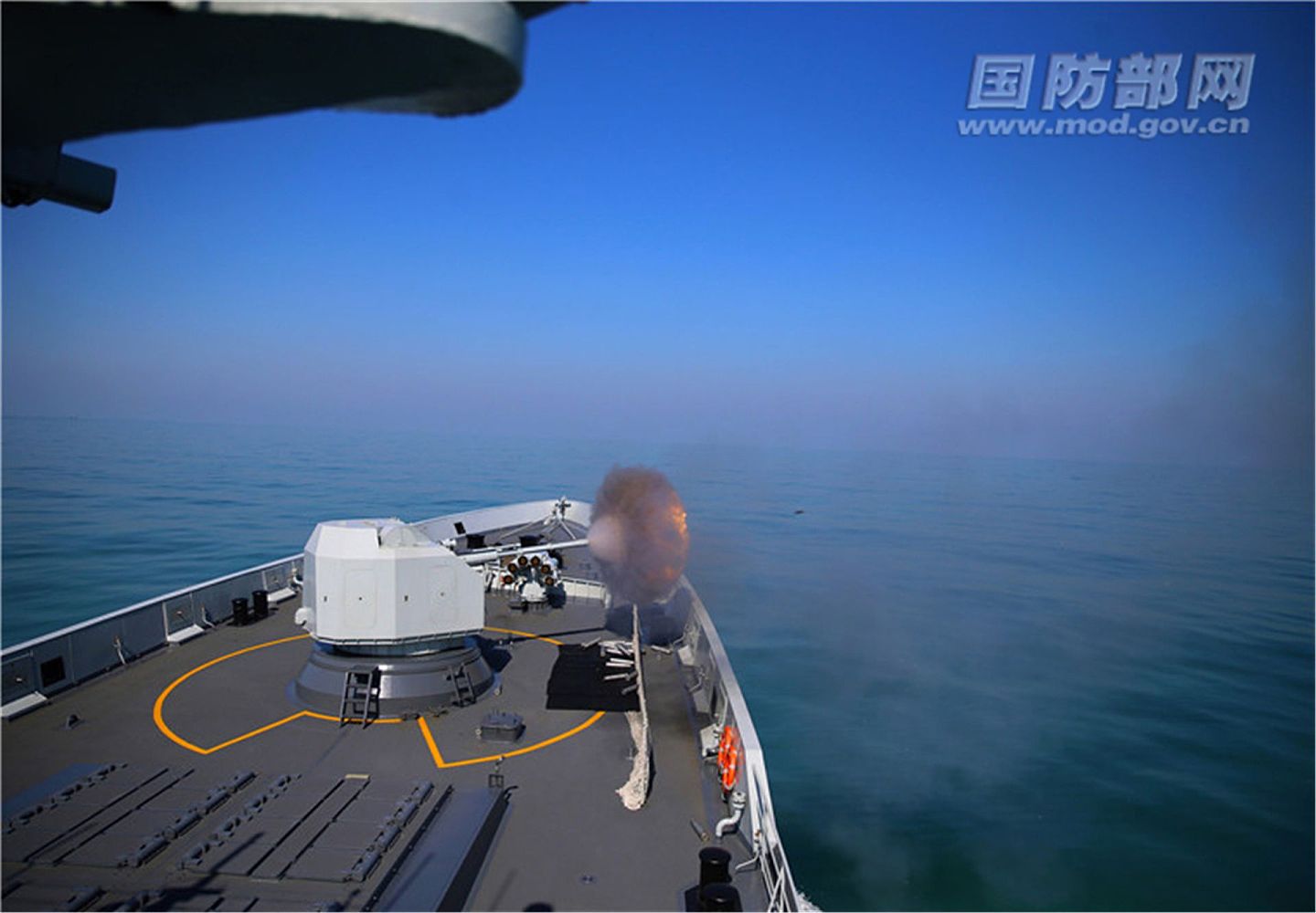 解放军东部战区海军进行实战化演习。图为2017年2月，东部战区海军护卫舰主炮开炮。（中国国防部网）
