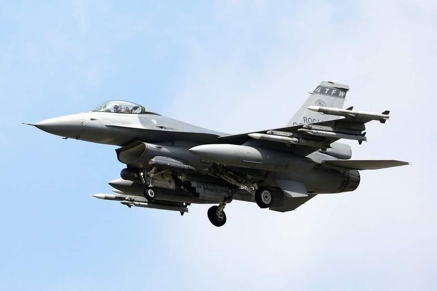 北京时间8月13日，有大陆网友发布一组台军F-16飞行照。（微博@Armstrong的空军之翼）