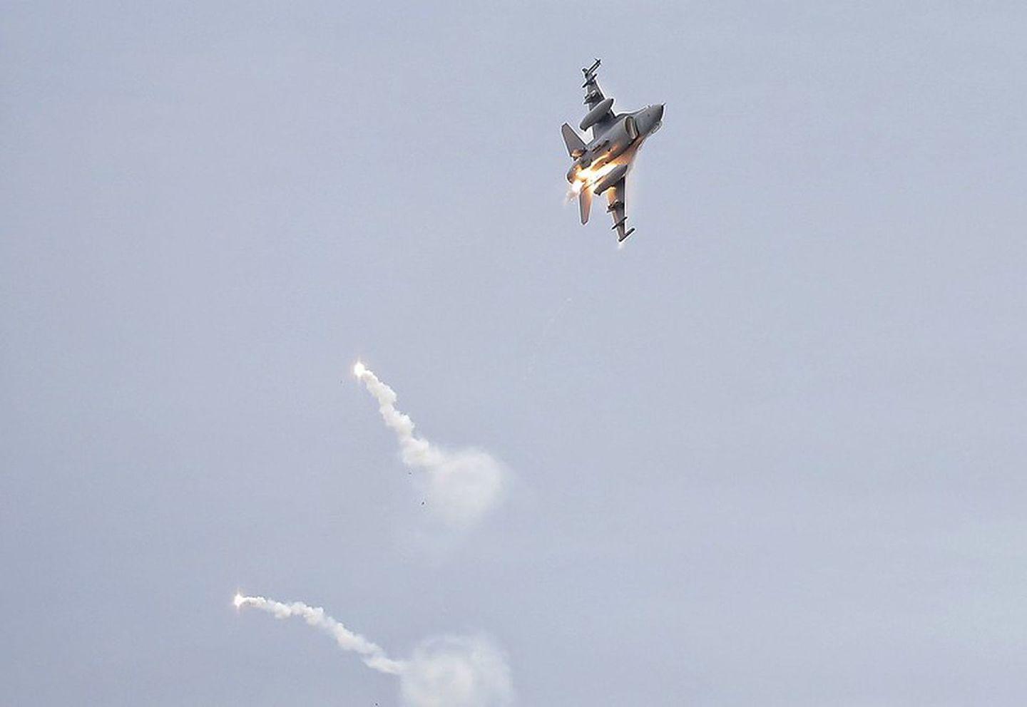 F-16战机施放热焰弹画面。（台湾总统府）