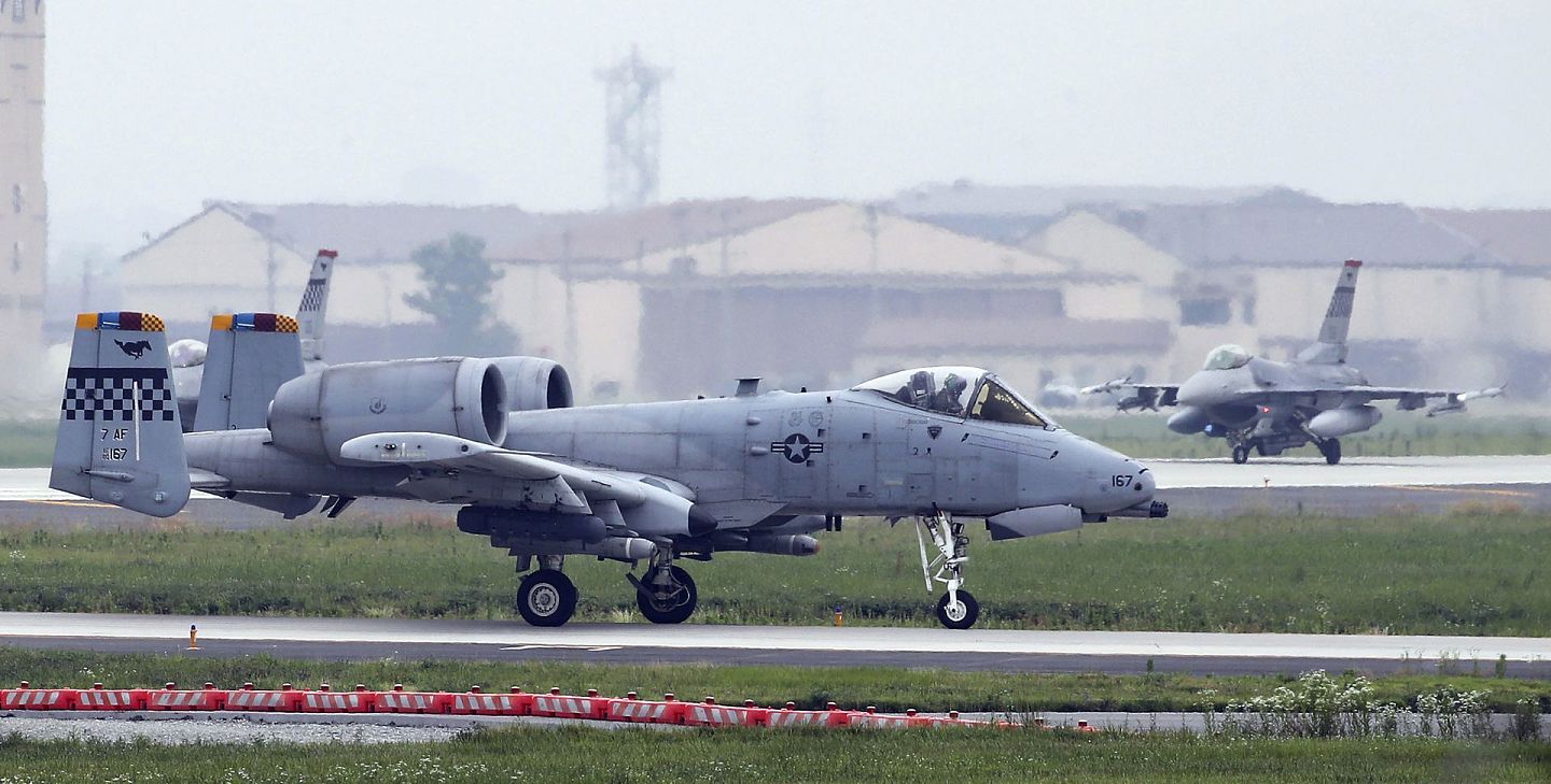 2020年6月18日，一架美国空军的A-10攻击机和一架F-16战斗机准备在韩国平泽的欧山美国空军基地起飞。（AP）