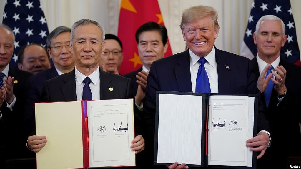 美国总统唐纳德·特朗普在华盛顿白宫东厅签署美中贸易协定“第一阶段”后与中国国务院副总理刘鹤站在一起。（2020年1月15日）