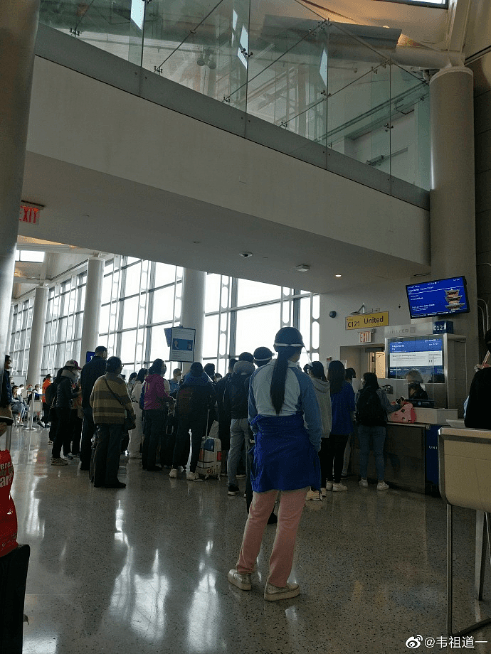 120多名中国乘客被美联航拒绝登机，滞留纽约机场，原因竟是飞行员迟到了？（组图） - 7