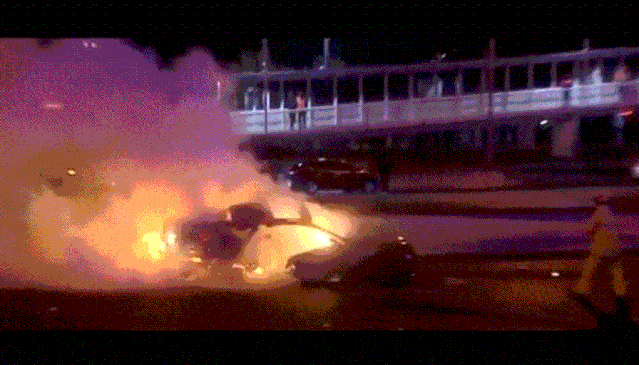 珀斯市内高速发生严重车祸！宝马撞飞空中并起火，司机被人救走 - 2
