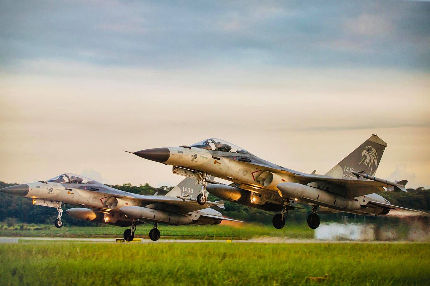 8月中的台海空中紧张接触，台空军动用包括嘉义基地的F-16V Blk20和台南基地的IDF战机，此二型战机的战备压力大增，紧急起飞次数增多。（台湾国防部门提供）