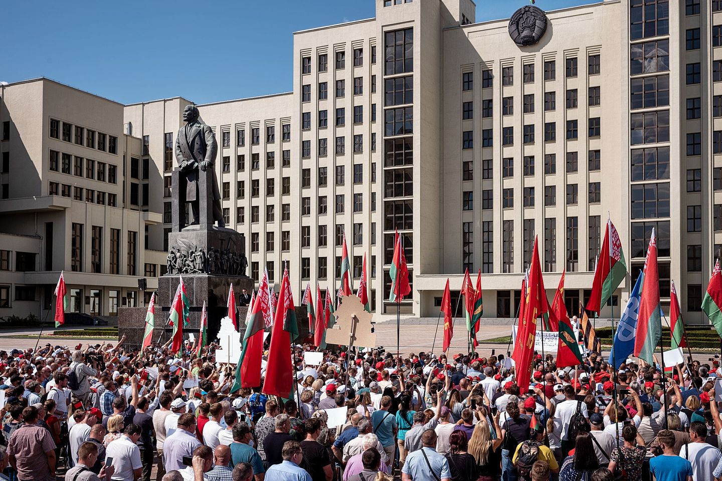 2020年8月16日，白罗斯首都明克斯，数千名卢卡申科支持者在独立广场举行集会。（AP）