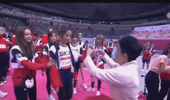 女明星摔倒后乱发脾气，奥运冠军邓亚萍为其颁奖惨遭甩脸！对方转身秒摘牌毫不领情（组图） - 9