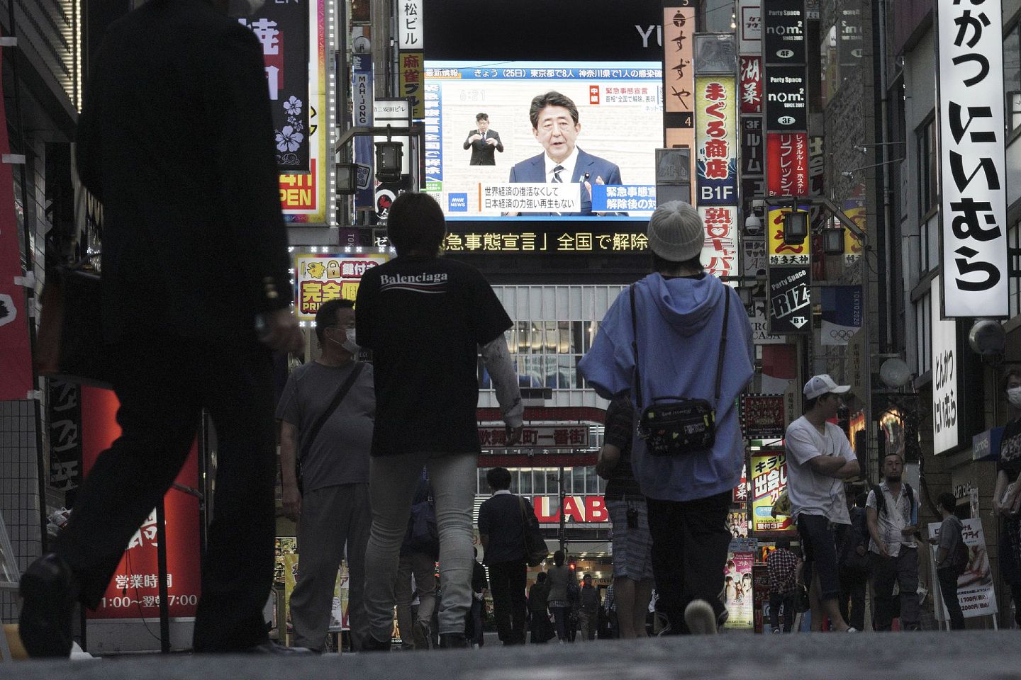 2020年以来，日本首相安倍晋三一直忙于应对新冠肺炎疫情。图为2020年5月25日，日本东京街头的电子屏幕上播放着安倍晋三宣布东京等地解除紧急状态的讲话。（AP）