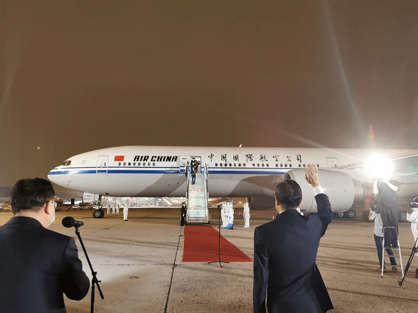 飞机8月17日19时30分左右降落，中国外长王毅（中）在机场迎接。（Twitter@SpokespersonCHN）
