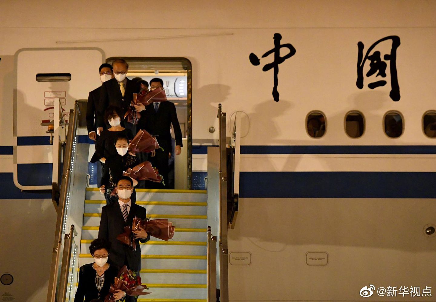 中国驻休斯敦总领事馆全体馆员于北京时间8月17日晚乘包机抵达北京机场。（新浪微博@新华视点）