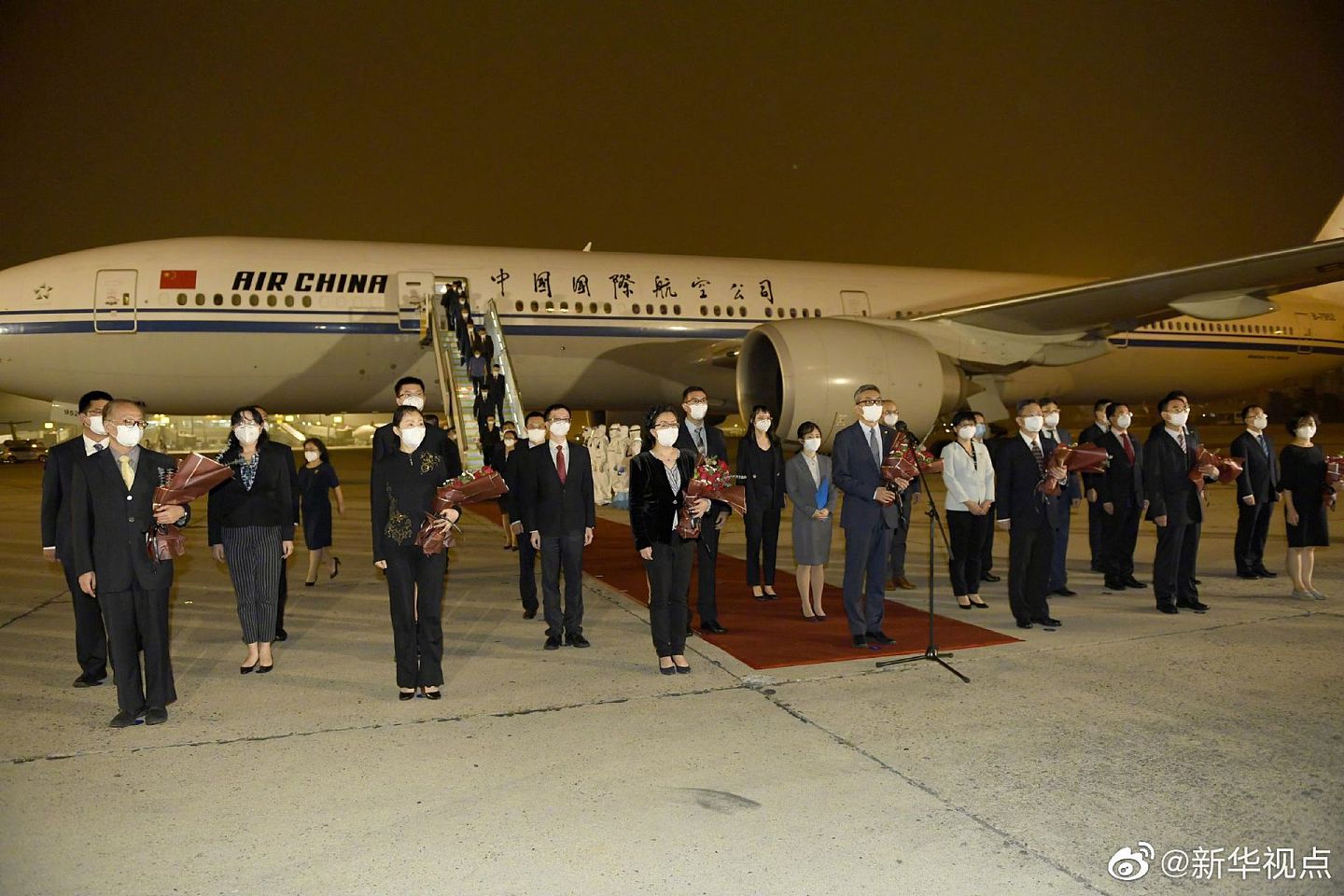 中国外交部在机场举行了简短庄重的迎接仪式。（新浪微博@新华视点）