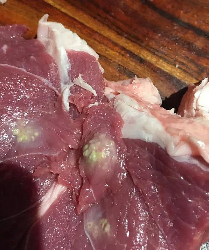 在澳洲超市买肉，有这种黄绿色不明组织的千万别买！还喷脓液，这些牛肉还含有致癌物质 - 4