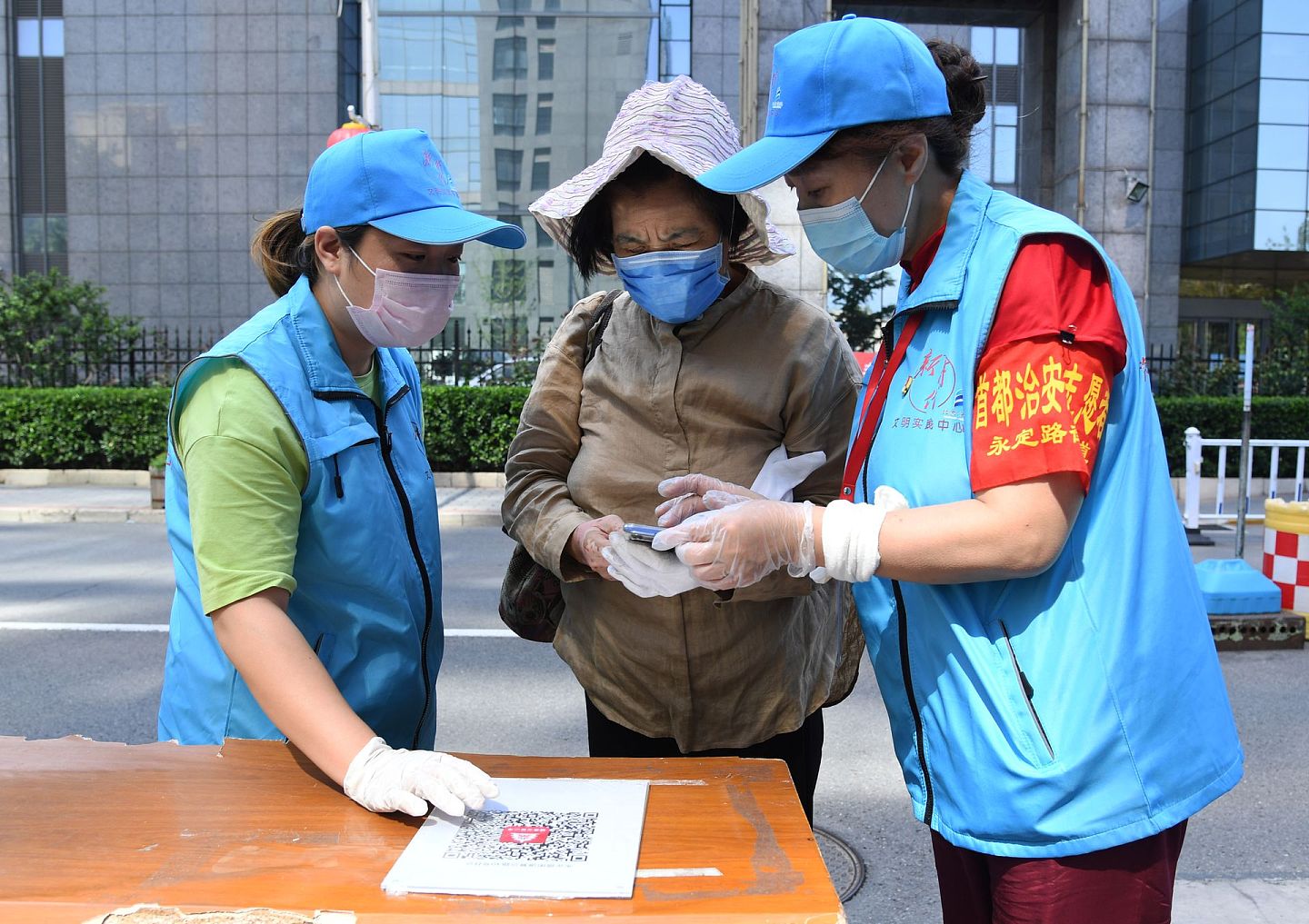 中国境内目前对于新冠肺炎疫情的防控工作仍未放松。（新华社）