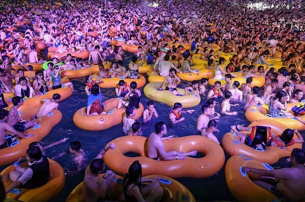 憋疯了！武汉泳池派对3000人“肉贴肉”震惊全球（组图） - 2
