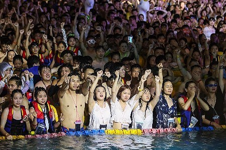 憋疯了！武汉泳池派对3000人“肉贴肉”震惊全球（组图） - 4