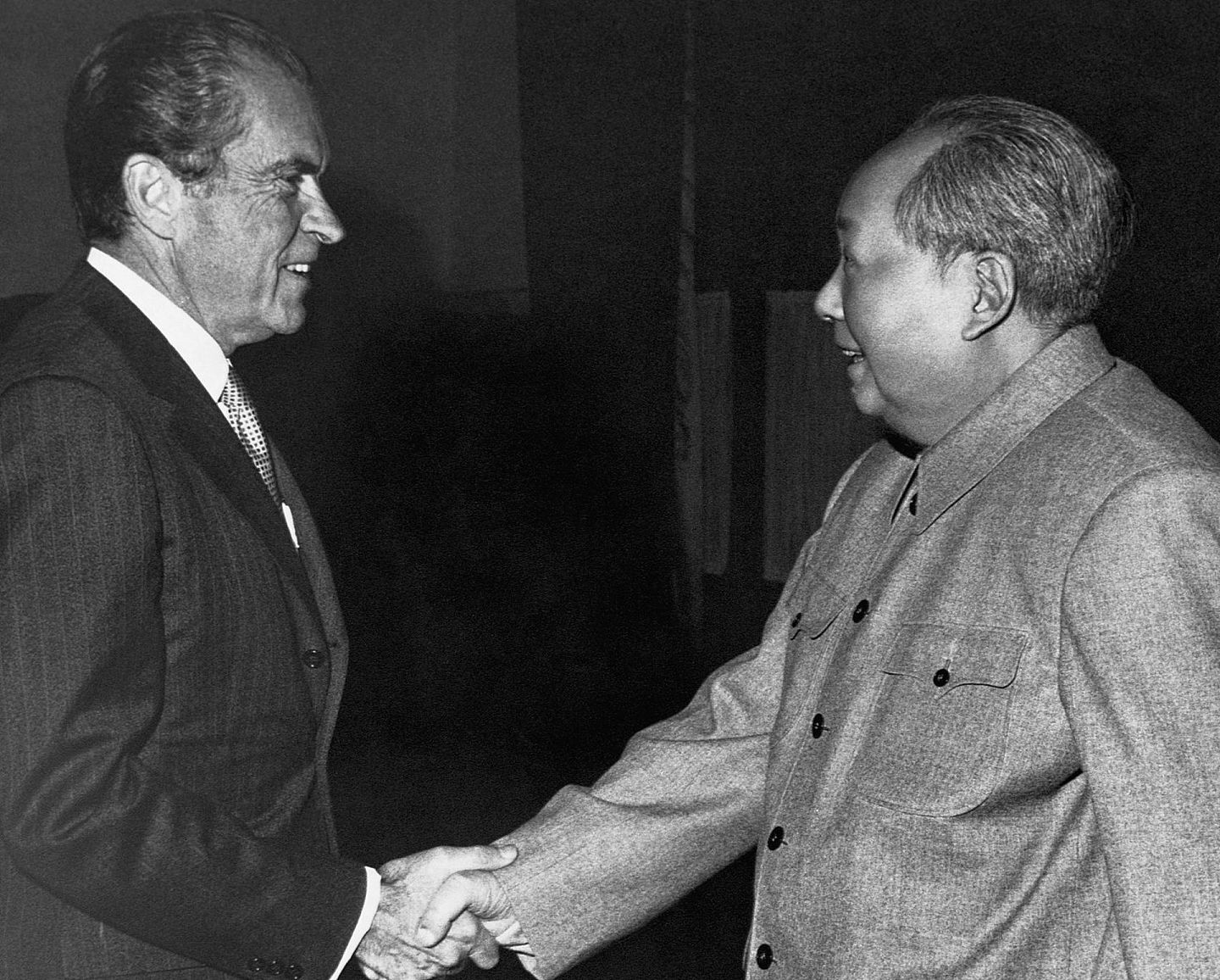 美国最早的对华接触战略可以追溯到前总统尼克松（左）1972年访华。（视觉中国）