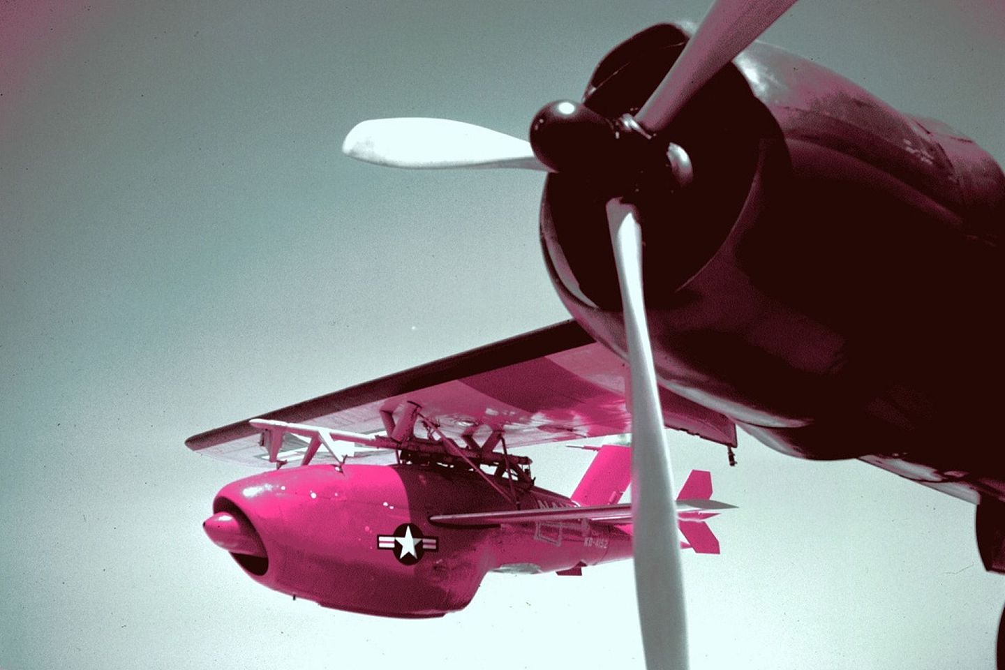 挂载于道格拉斯A-26（侵略者）轰炸机上的“火蜂”（Ryan Firebee）无人机。（维基百科公有领域）