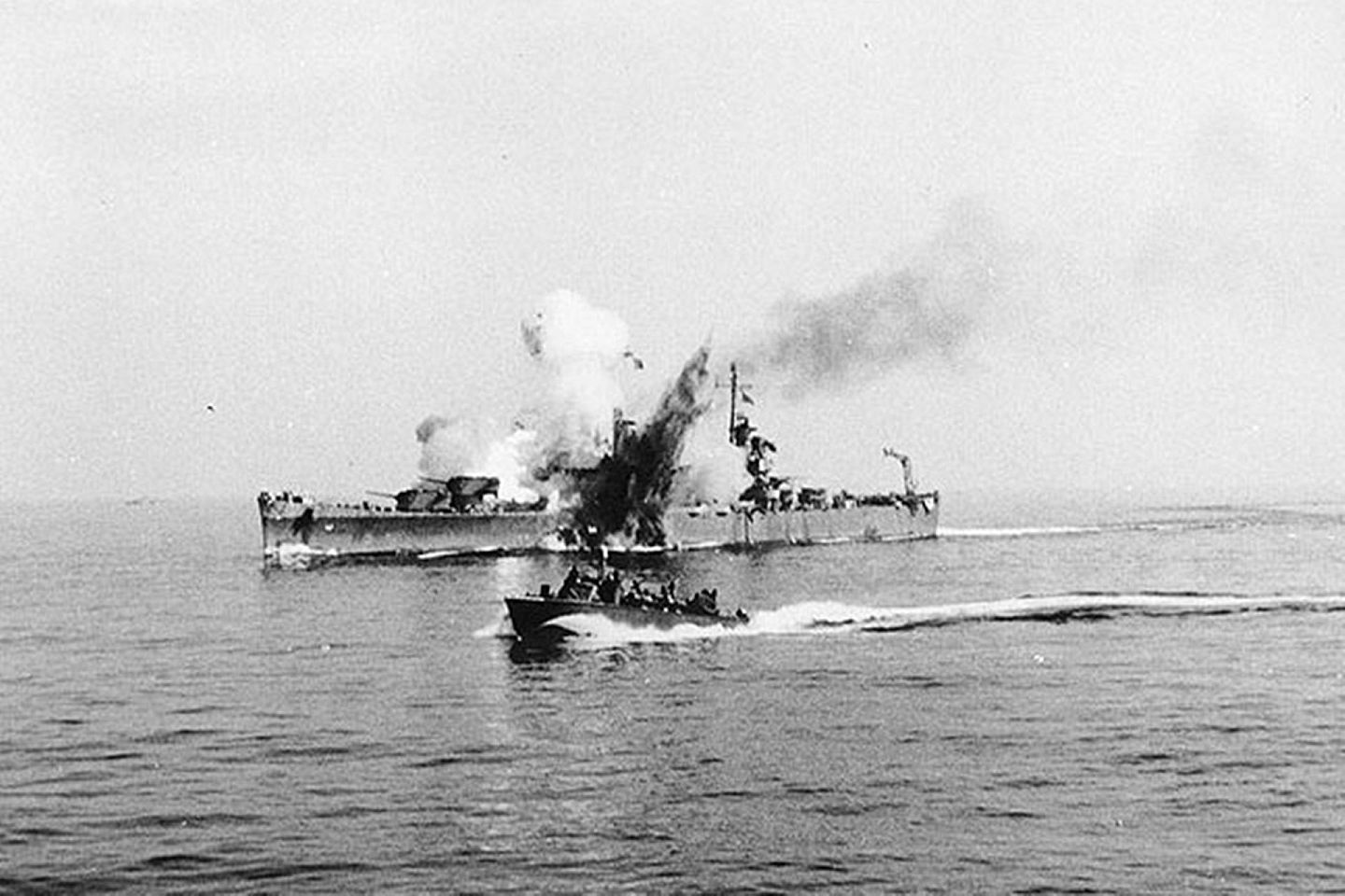 美国轻型巡洋舰萨凡纳（USS Savannah，CL-42）于1943年9月13日，在意大利萨莱诺（Salerno）附近海域遭德军武装遥控无人机“弗里茨X”击中，船上197名船员死亡、15人重伤。（维基百科公有领域）