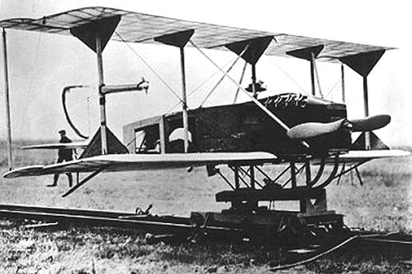 摄于1918年、人类史上首架无人操控飞行器“休伊特—斯佩里自动控制飞机”（Hewitt-Sperry Automatic Airplane）。（维基百科公有领域）