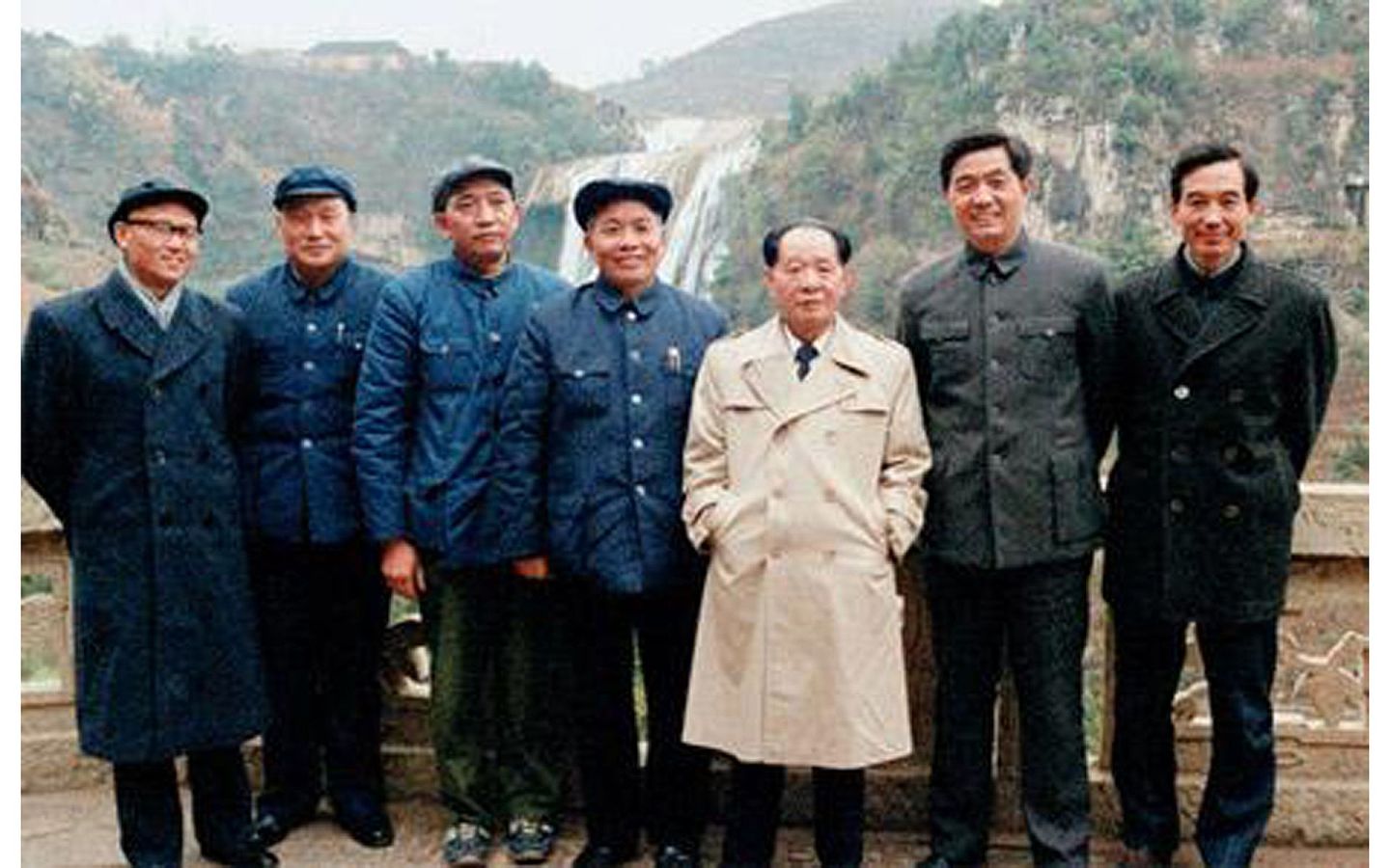 1986年胡耀邦（左三）视察西部贫困地区，与胡锦涛（左二）、温家宝（左一）合影。（《人民日报》）