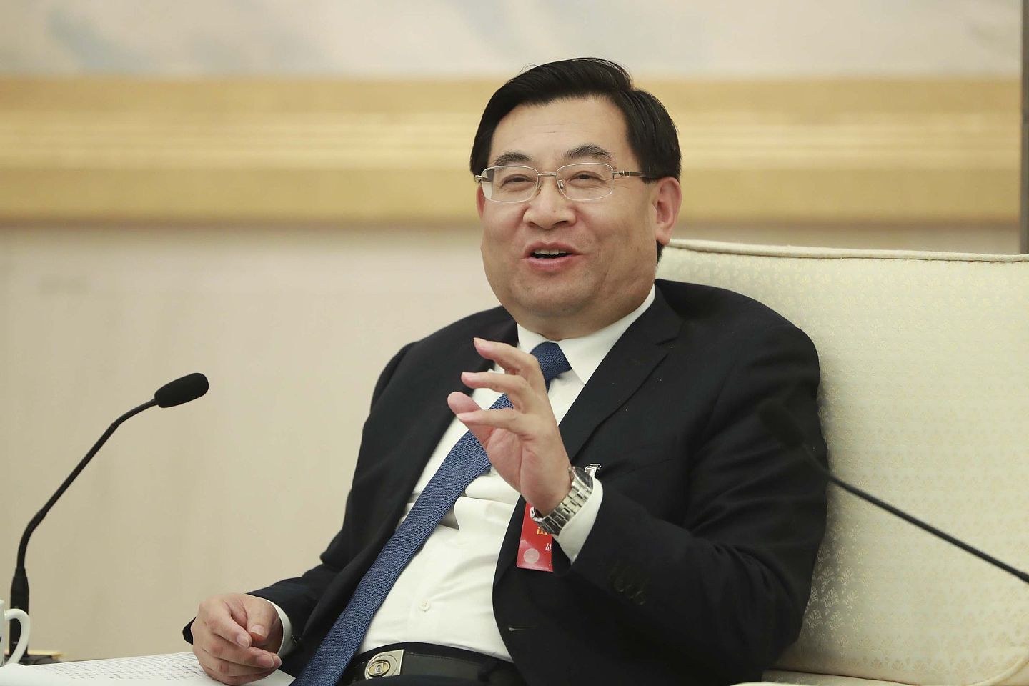 2017年10月18日，中共十九大期间，时任陕西省长胡和平在北京人民大会堂讨论十九大报告。 （视觉中国）