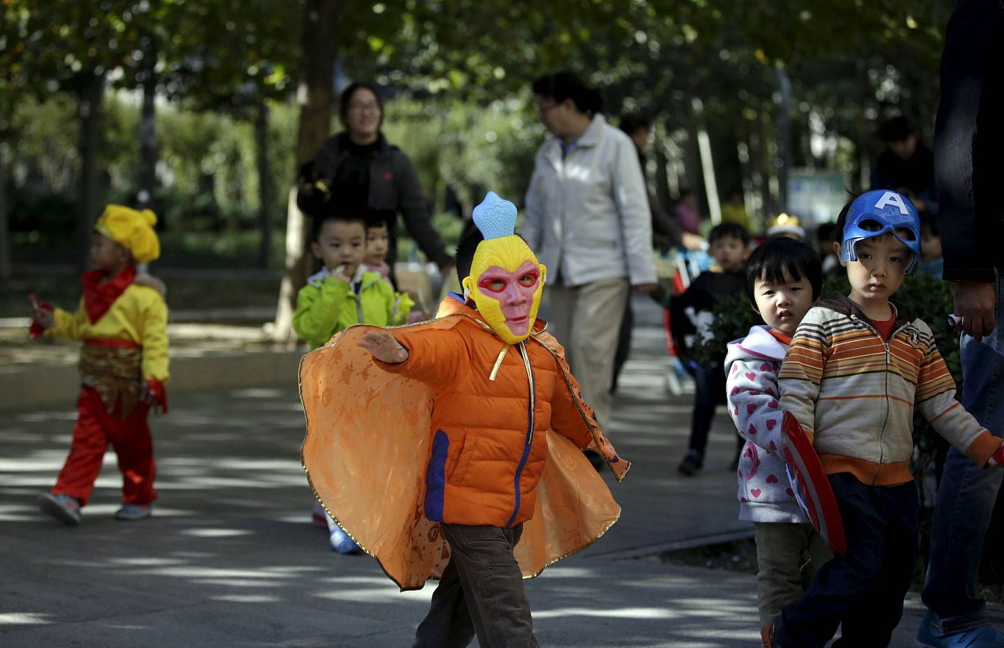 2015年10月30日，儿童在小区玩耍，庆祝万圣节。（Reuters）