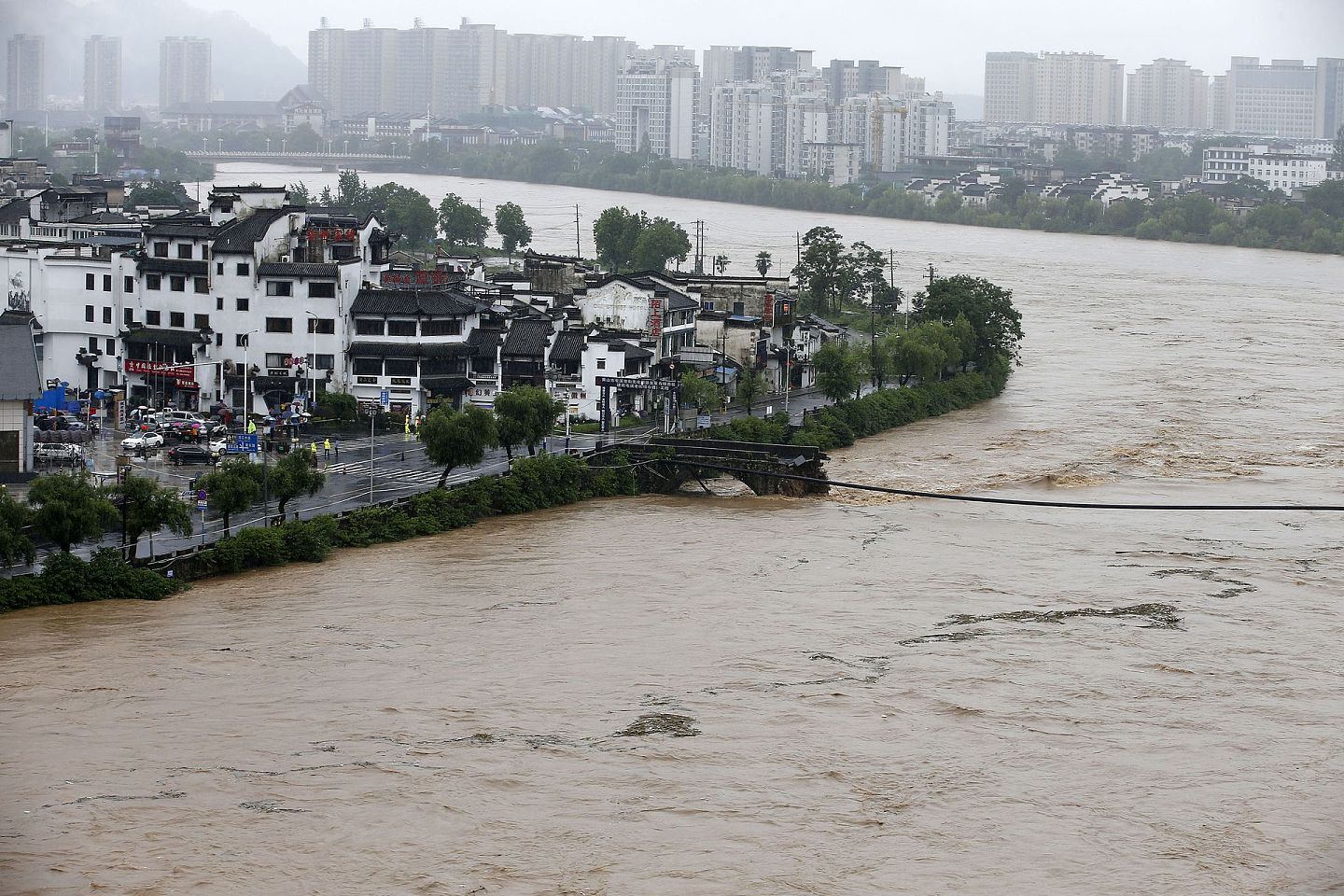 7月7日，安徽省黄山市屯溪区的国家级重点文物保护单位，明代镇海桥被山洪冲毁。（人民视觉）