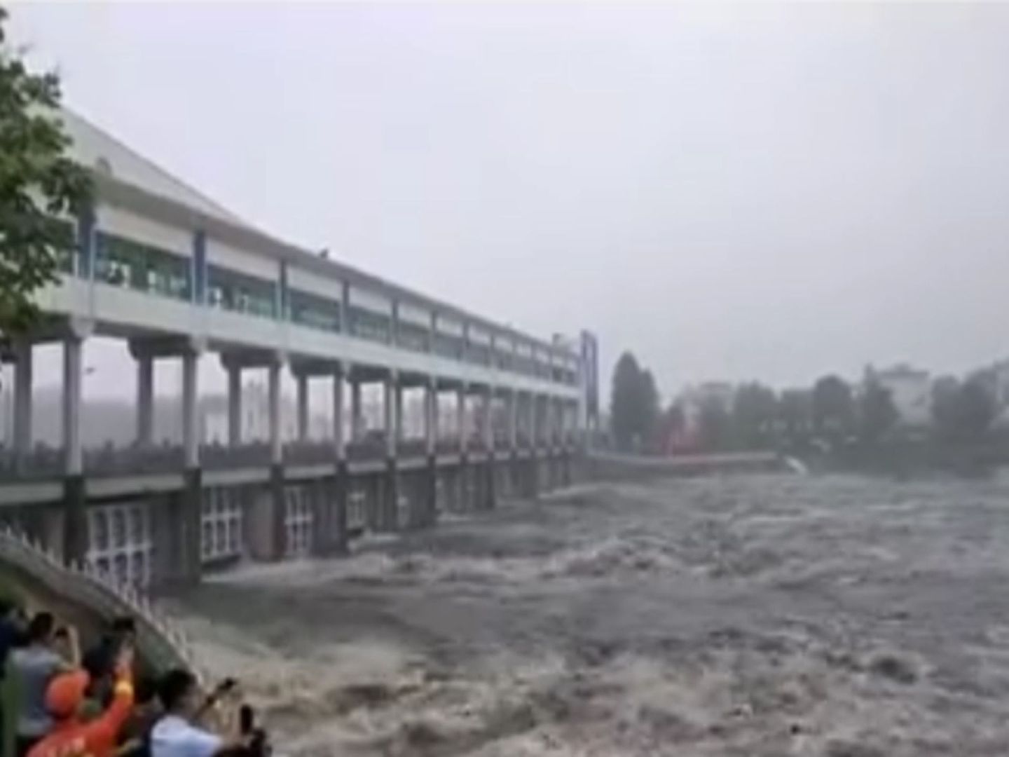 安徽淮河干流王家坝开闸泄洪画面。（微博@安徽公安在线）