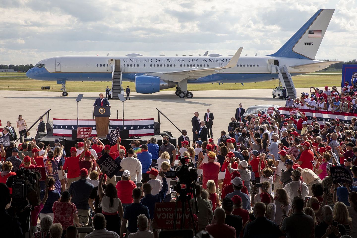 2020年8月17日，美国总统特朗普在威斯康星州奥什科什（Oshkosh）的惠特曼地区机场（Wittman Regional Airport）发表讲话。（AP）