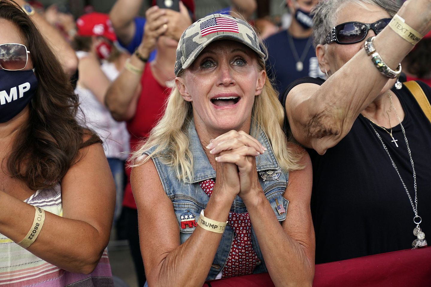 2020年8月17日，美国总统特朗普在威斯康辛州奥什科什的惠特曼机场发表竞选演说，不少支持者兴奋激动，表达对特朗普的强烈支持。（AP）