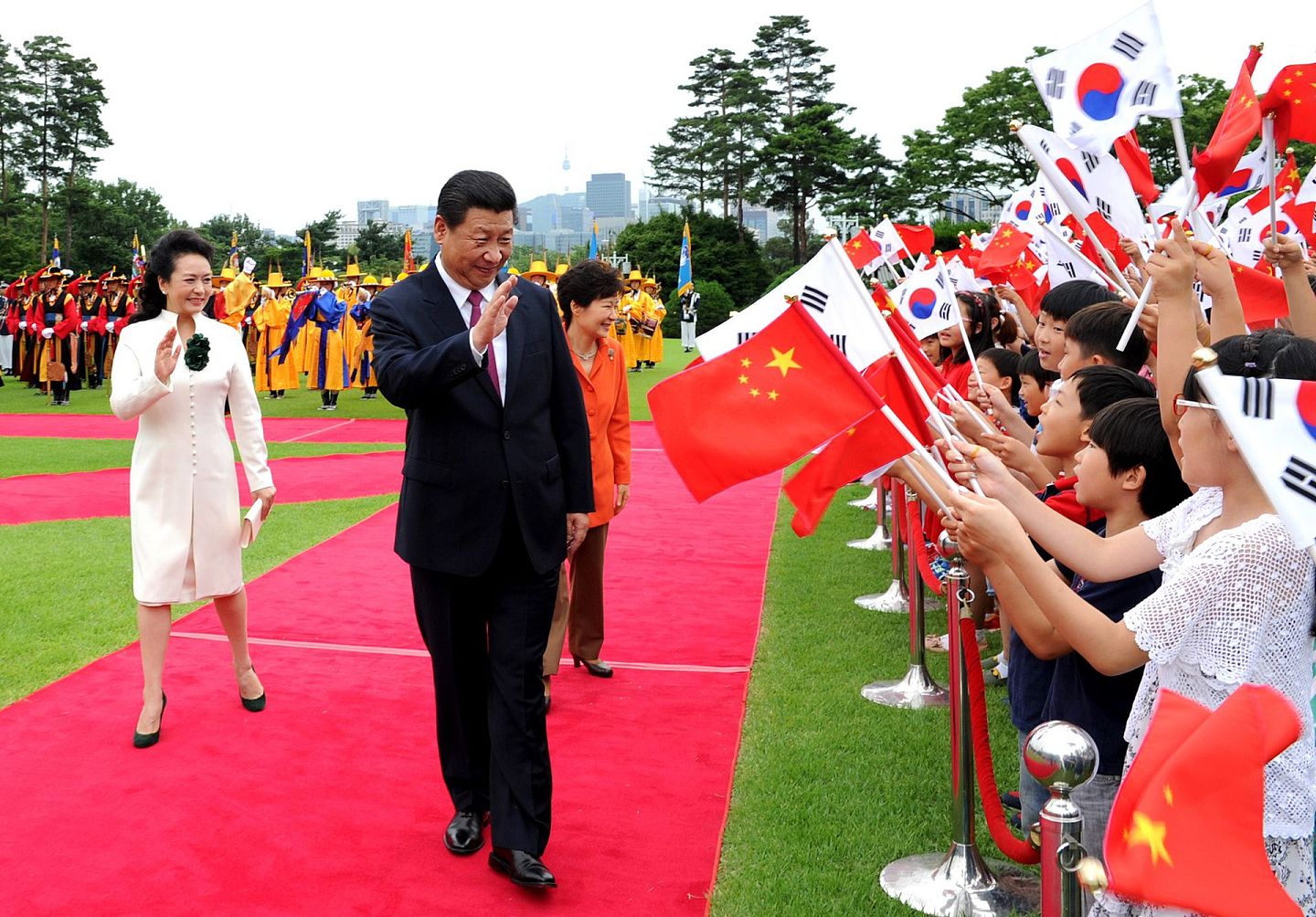 会谈前，朴槿惠在青瓦台总统府为习近平举行隆重欢迎仪式。（Reuters）