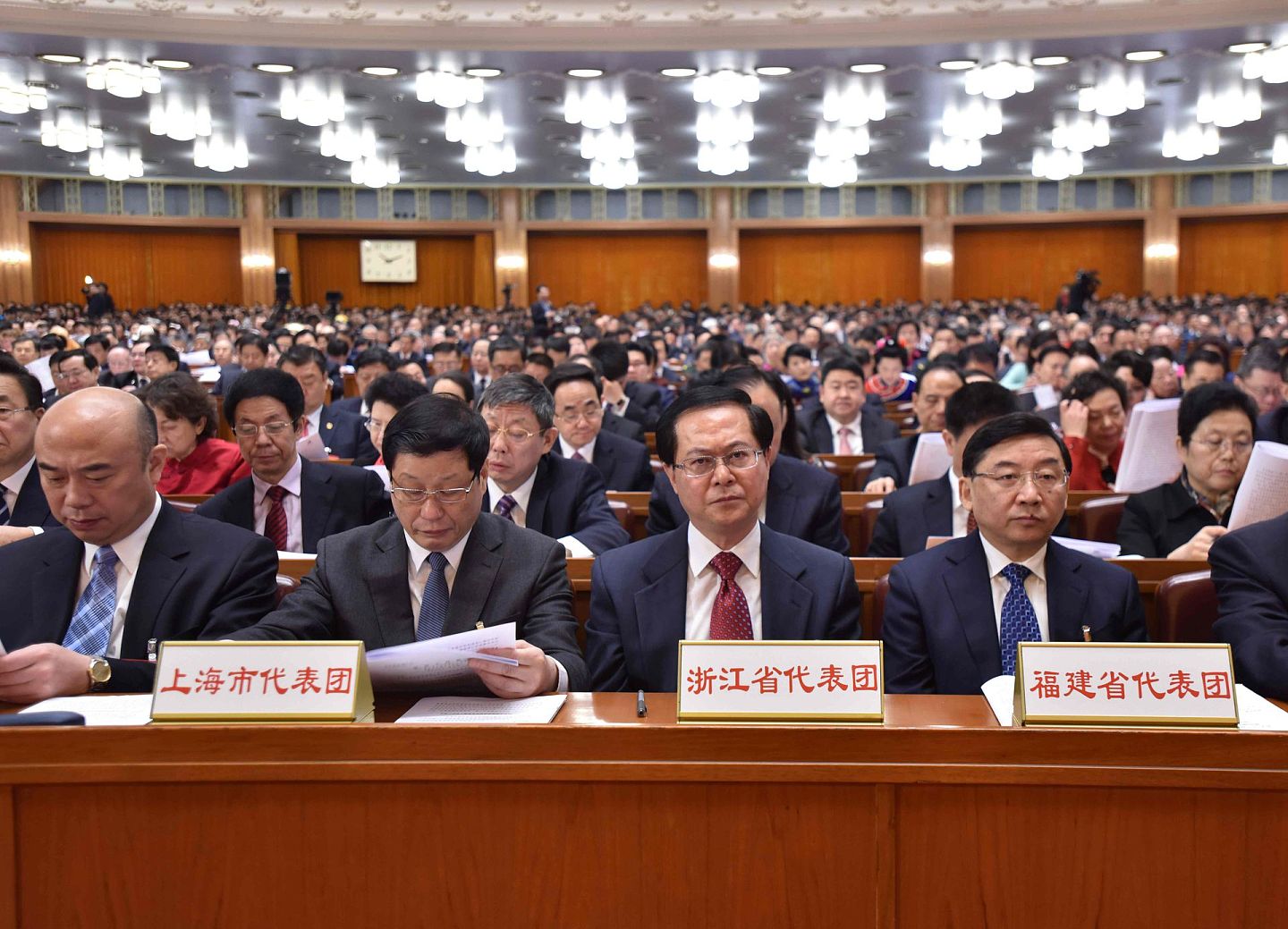 2017年3月5日，福建省委书记于伟国（前排右一）参加第十二届全国人民代表大会第五次会议。 （新华社）