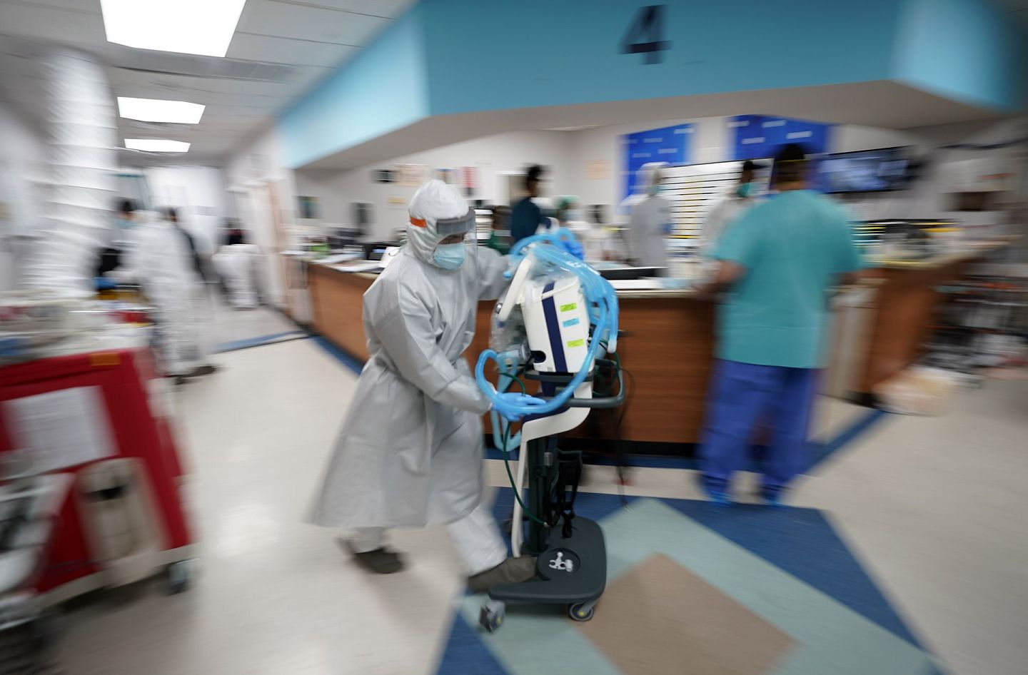 休斯顿地区是美国新冠肺炎疫情最严重、增长最快的地区之一。图为7月6日，休斯顿一家医院内，医护人员忙碌的场景。（AP）