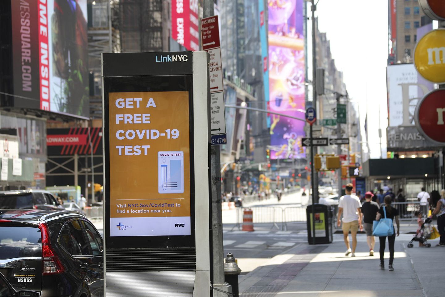 7月4日，在美国纽约时代广场附近立着显示新冠肺炎检测信息的显示屏。（新华社）