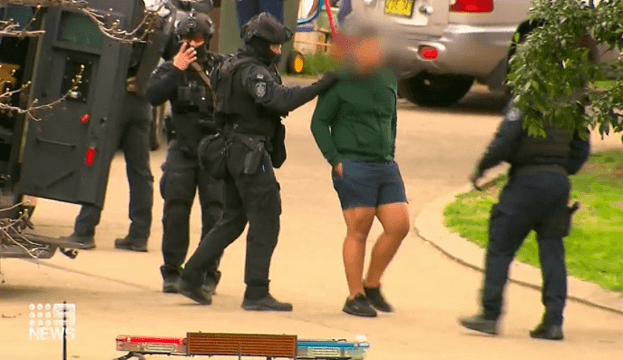悉尼两男因涉嫌偷车与警方对峙4小时！（组图） - 3