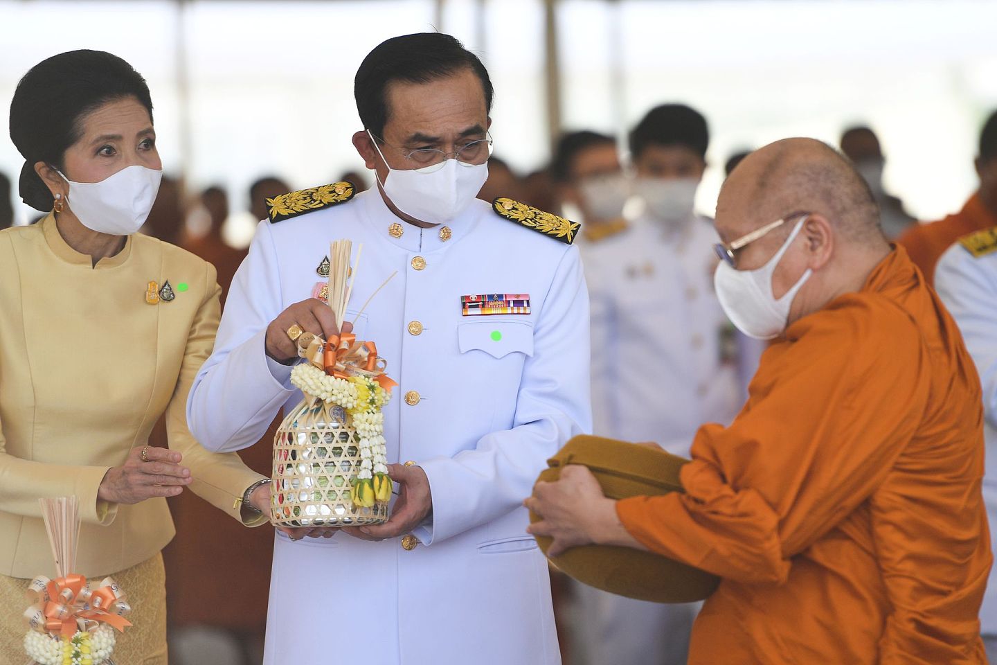 2020年7月28日，泰国曼谷，泰国总理巴育和他的妻子娜拉蓬为庆祝泰国国王玛哈·哇集拉隆功68岁生日，向僧侣们提供清晨施舍。