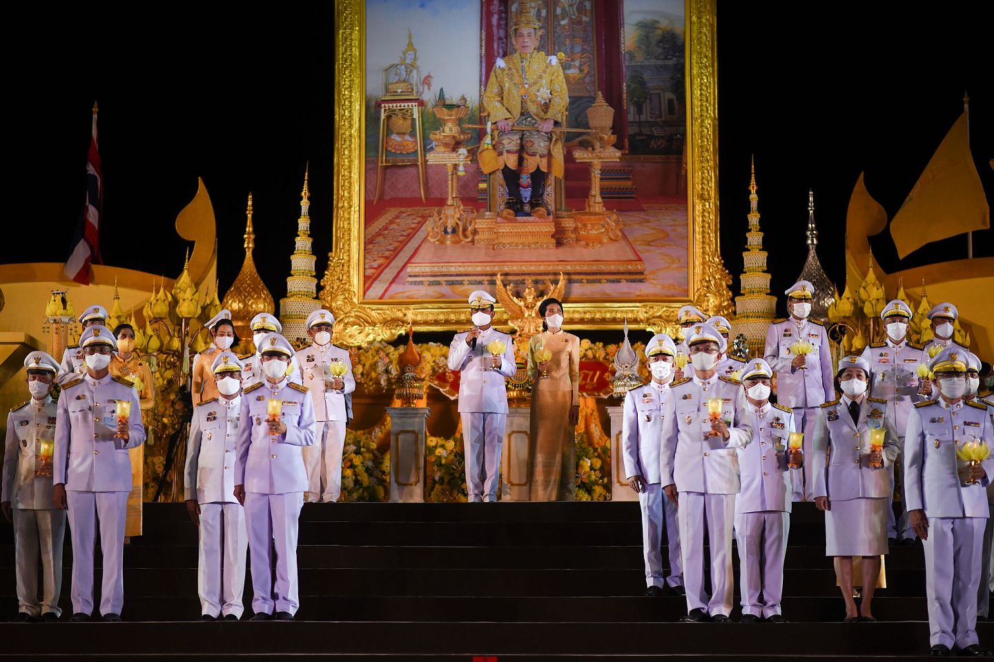 2020年7月28日，泰国曼谷，在国王陛下68岁生日庆典上，泰国总理巴育(中左)站在国王玛哈·哇集拉隆功(中)的大照片前。