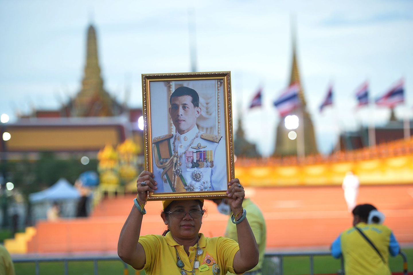 泰国庆祝国王生日      7月28日，在泰国曼谷，一名女子举着哇集拉隆功国王的肖像参加庆祝活动。      当日，泰国国王玛哈·哇集拉隆功迎来68岁生日。      新华社发（拉亨 摄）