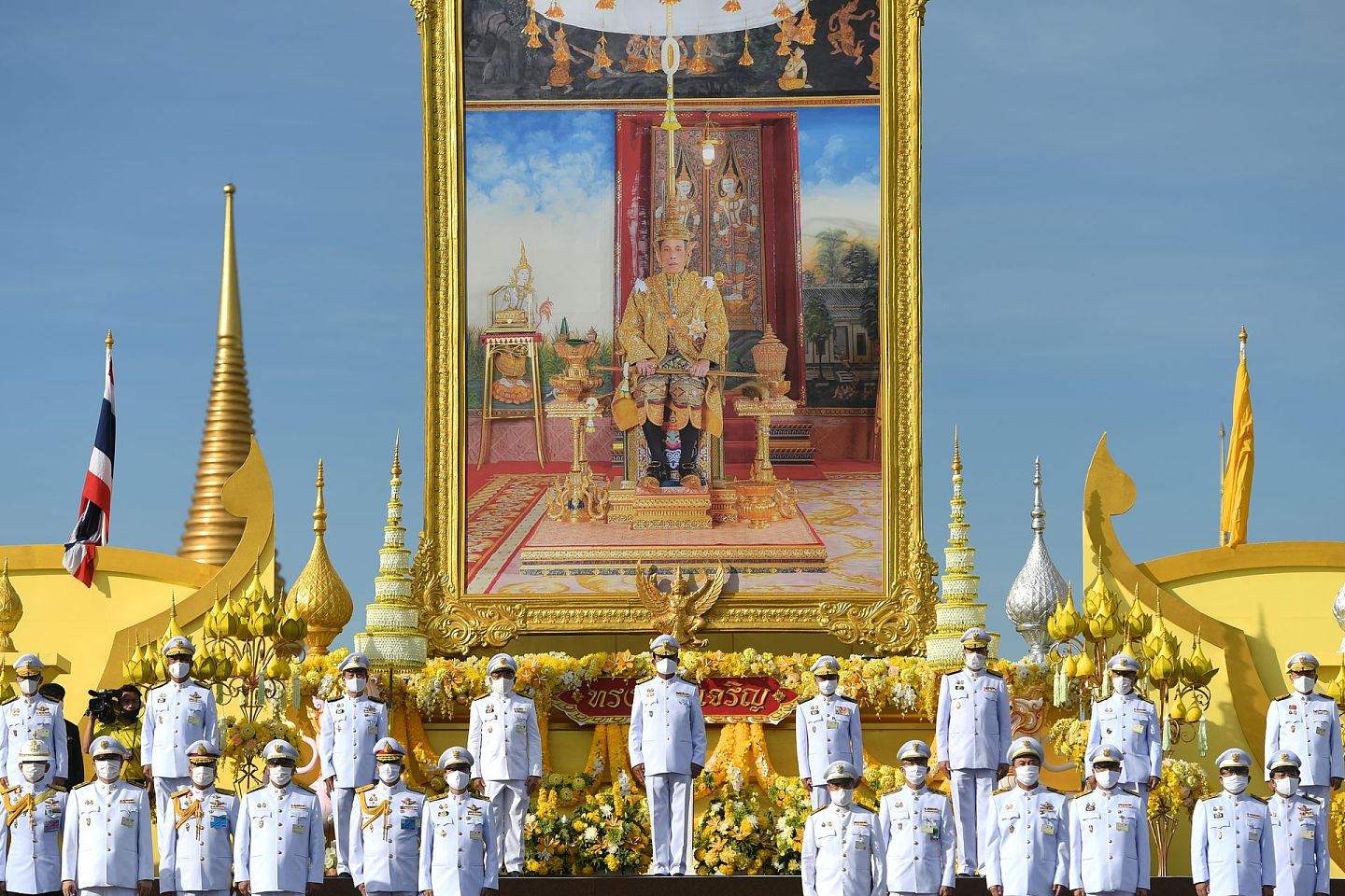 2020年7月28日，泰国曼谷，在庆祝国王玛哈·哇集拉隆功68岁生日的庆典上，泰国总理巴育和内阁成员向国王的照片致敬。