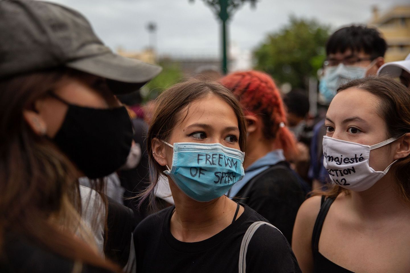图为2020年8月3日，泰国曼谷有哈利波特主题的示威，要求首相巴育辞职，有示威者的口罩写有“言论自由”的字眼。（Getty Images）