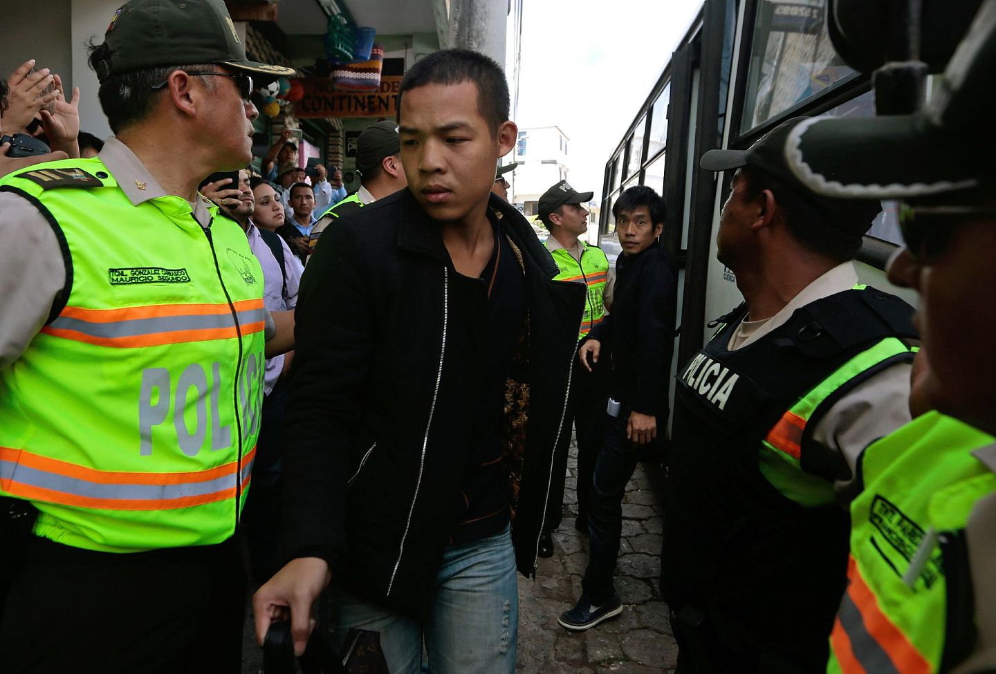 2017年8月25日，遭到逮捕的中国船员接受审判，罚款数额达到490万美元，渔船被厄瓜多尔政府拍卖。（AFP）