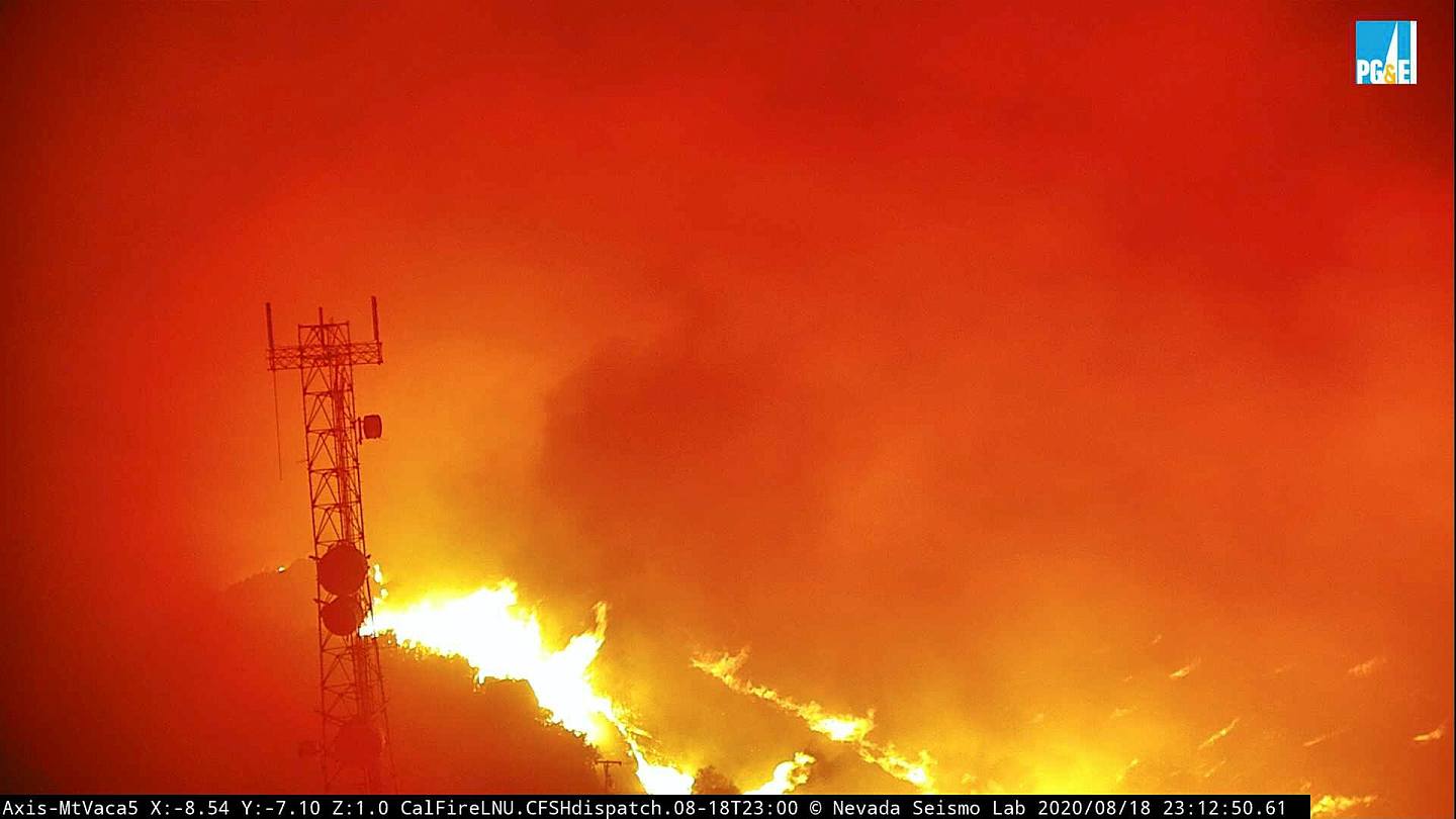 图为8月18日，加州瓦卡维尔市（Vacaville）一个山头发生大火。 （路透社）