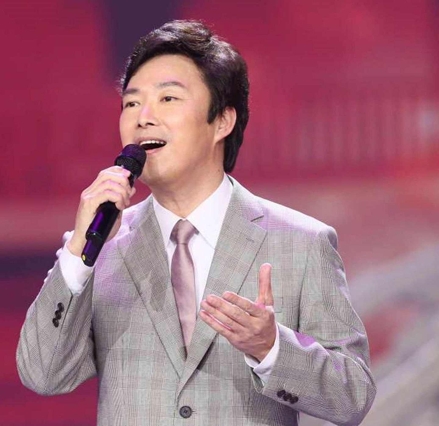 费玉清为华人乐坛知名歌手于2019年举行告别演唱会后宣布“封麦”。未料招牌歌曲《一剪梅》竟意外在欧美爆红，还登上国际音乐平台热播排行榜前三名。（百度百科）