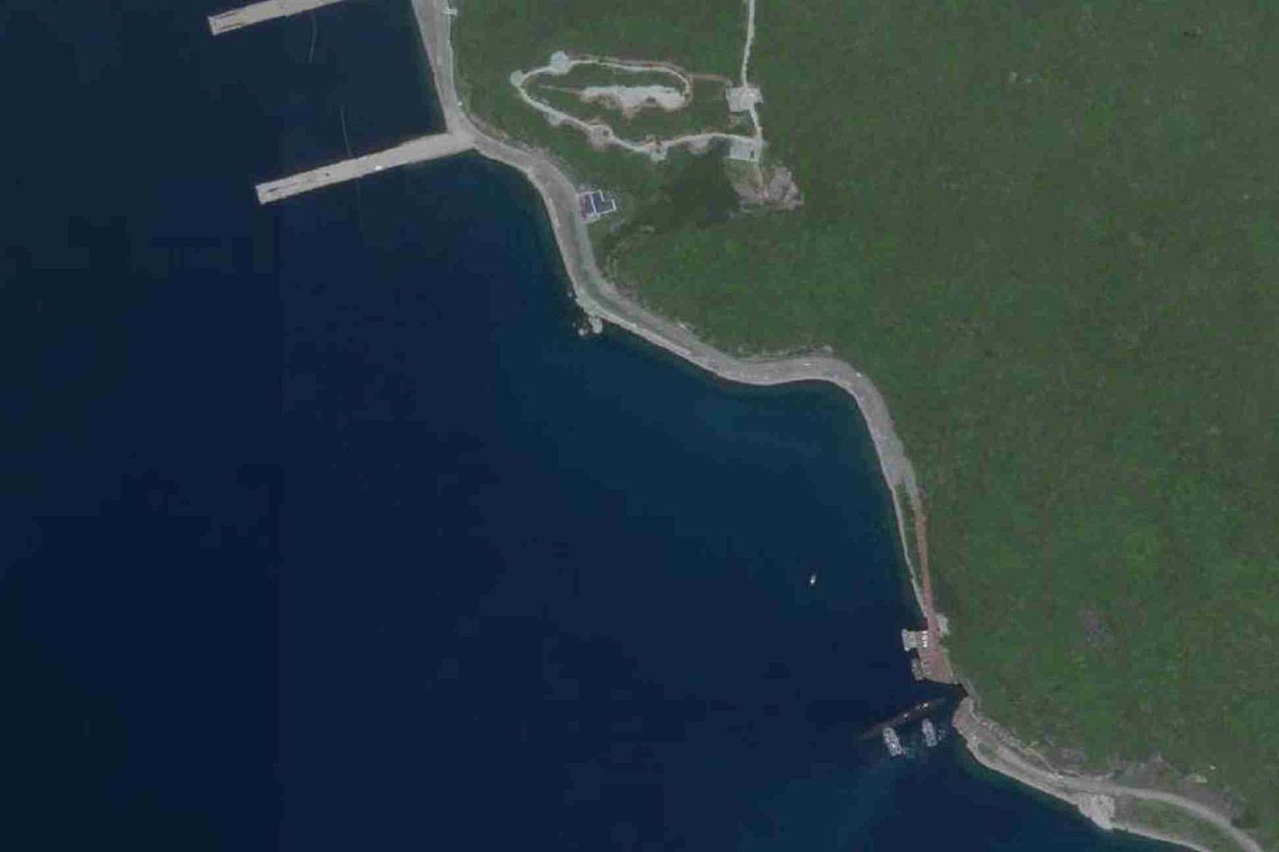 中国核潜艇出入该基地的罕见卫星照曝光。（微博@南海的浪涛）