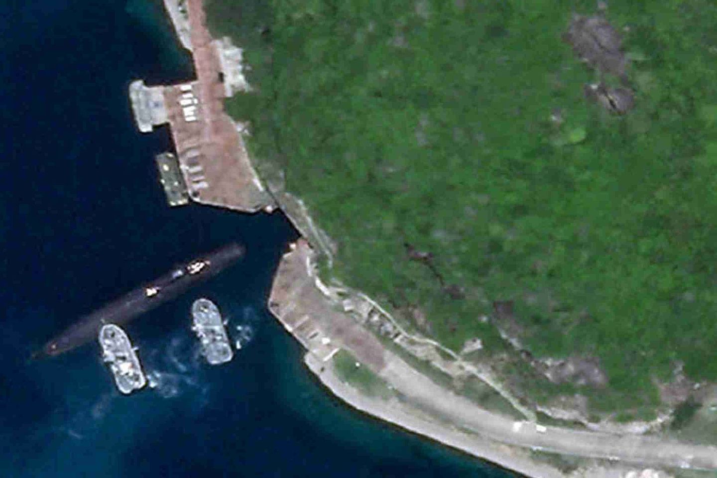 8月19日，有网民依据卫星照片称，位于中国海南的海军基地出现一艘潜艇，并问这是不是093型潜艇。（微博@lfx160219）