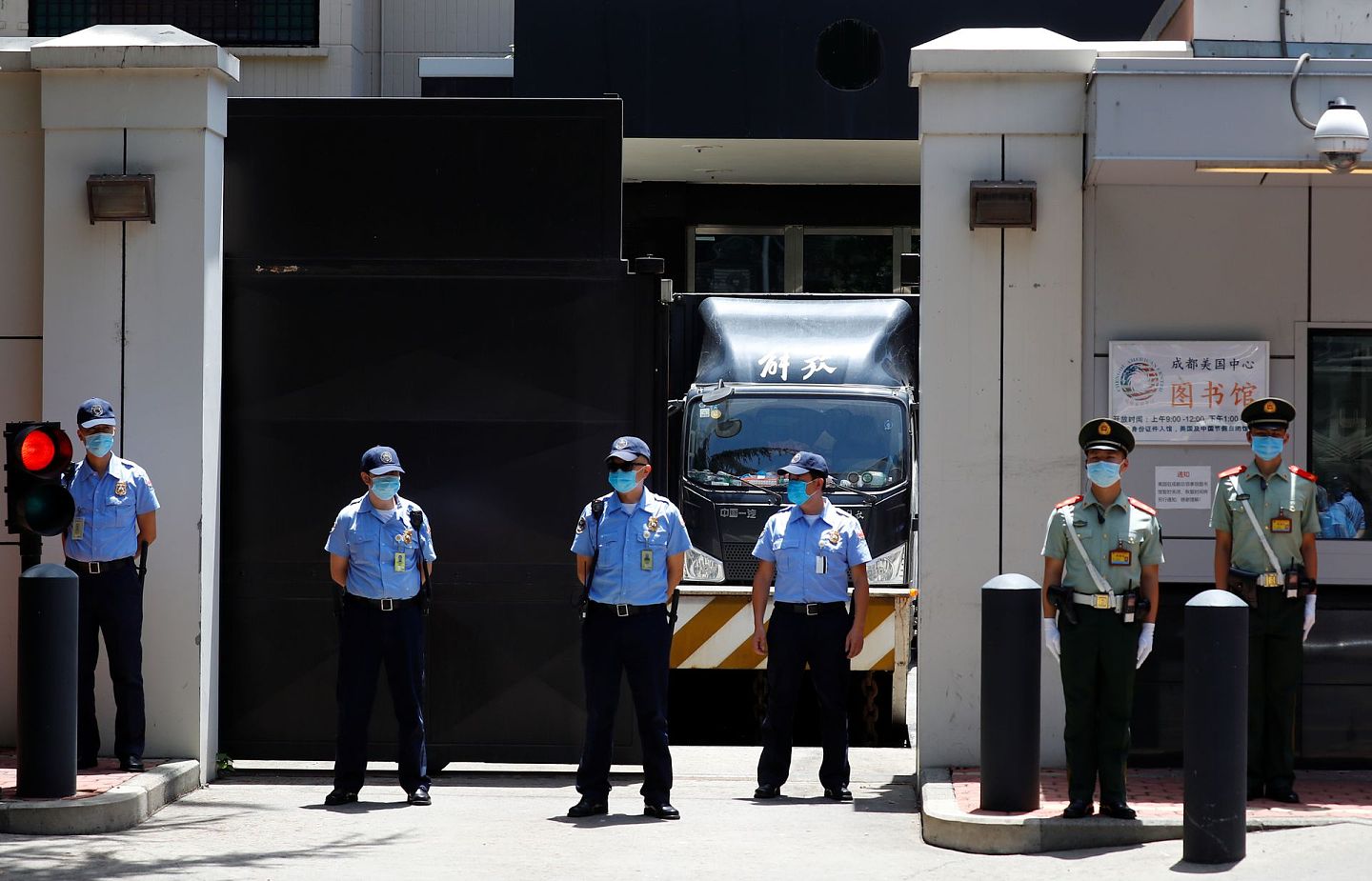 2020年7月27日，中国也关闭了美国驻成都总领馆。两国关系现在十分糟糕。（Reuters）