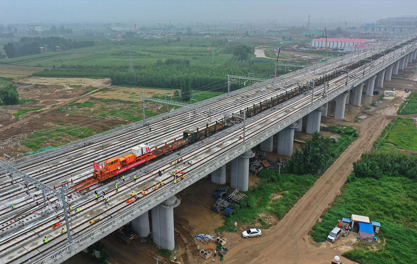 京雄城际铁路是中国境内一条连接北京市与河北省雄安新区的城际铁路。（新华社）