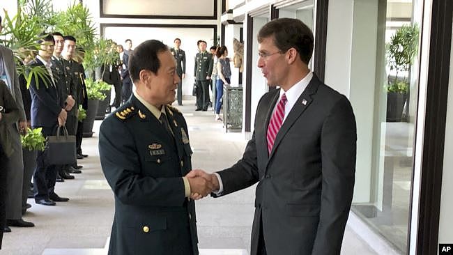资料照：中国国防部长魏凤和（左）和美国国防部长埃斯珀在泰国曼谷会见时握手。（2019年11月18日）