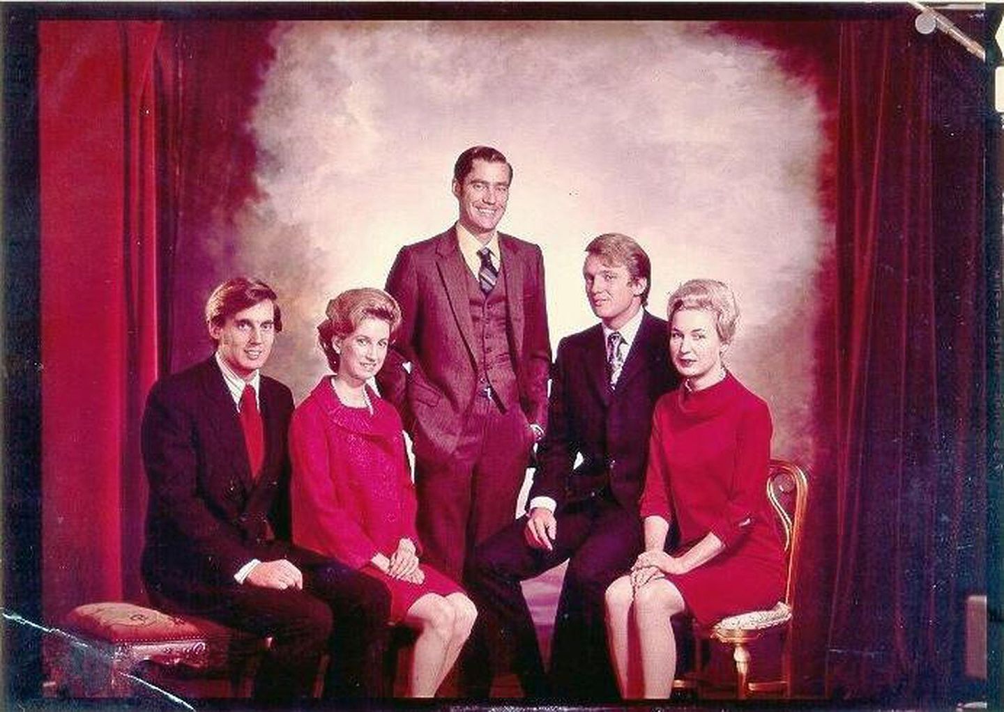图为特朗普兄弟姊妹的合照，左起是Robert, Elizabeth, Freddy, Donald和Maryanne，其中大哥Freddy因酗酒死去，年仅43岁。（Donald Trump campaign）