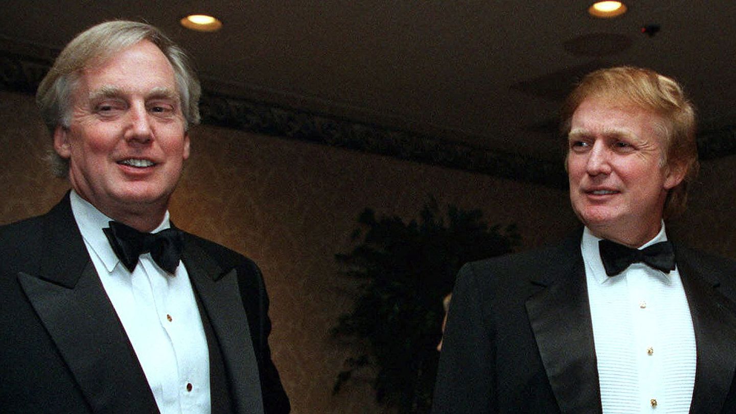 美国总統特朗普的弟弟罗伯特（Robert Trump）入禀法院，要求禁止新书出版。图为1999年11月3日，罗伯特（左）与特朗普（右）在纽约市的合照。（AP）