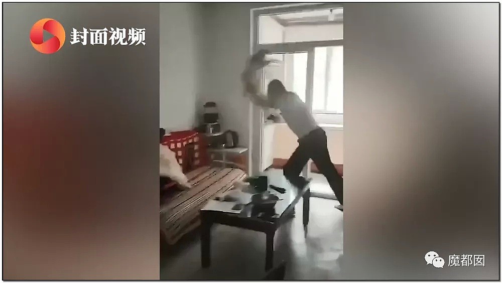 视频曝光！中国男子残忍摔打幼童致死激起全网公愤，母亲一旁拍摄未阻止，律师：拍摄者如有意配合或构成共犯（视频/组图） - 2